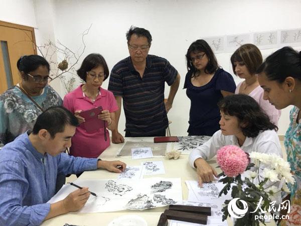 ë����˹�W�T���ھ۾������^Ħ�ώ�ʾ���� ë����˹�Ї��Ļ����Ĺ��D