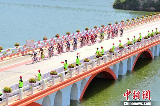 2018“邢臺大峽谷杯”環邢臺國際公路自行車賽拉開帷幕。馬健 攝