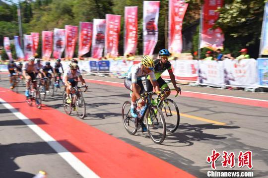 2018“邢臺大峽谷杯”環邢臺國際公路自行車賽拉開帷幕。鄭立明 攝