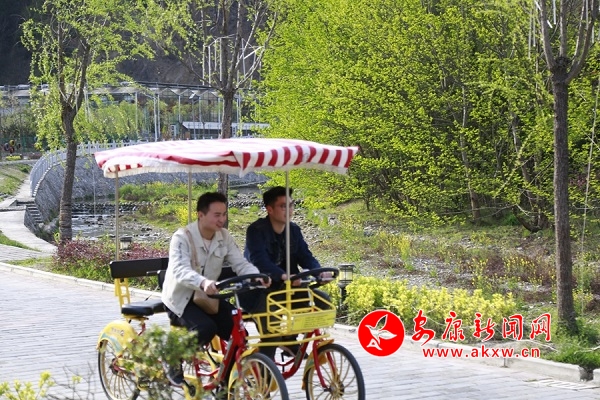 14、游客在饒峰驛站河邊騎行.jpg